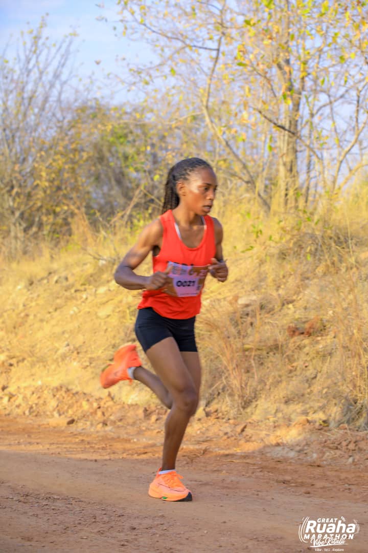 Volunteers cheering on GRUMA marathon runners